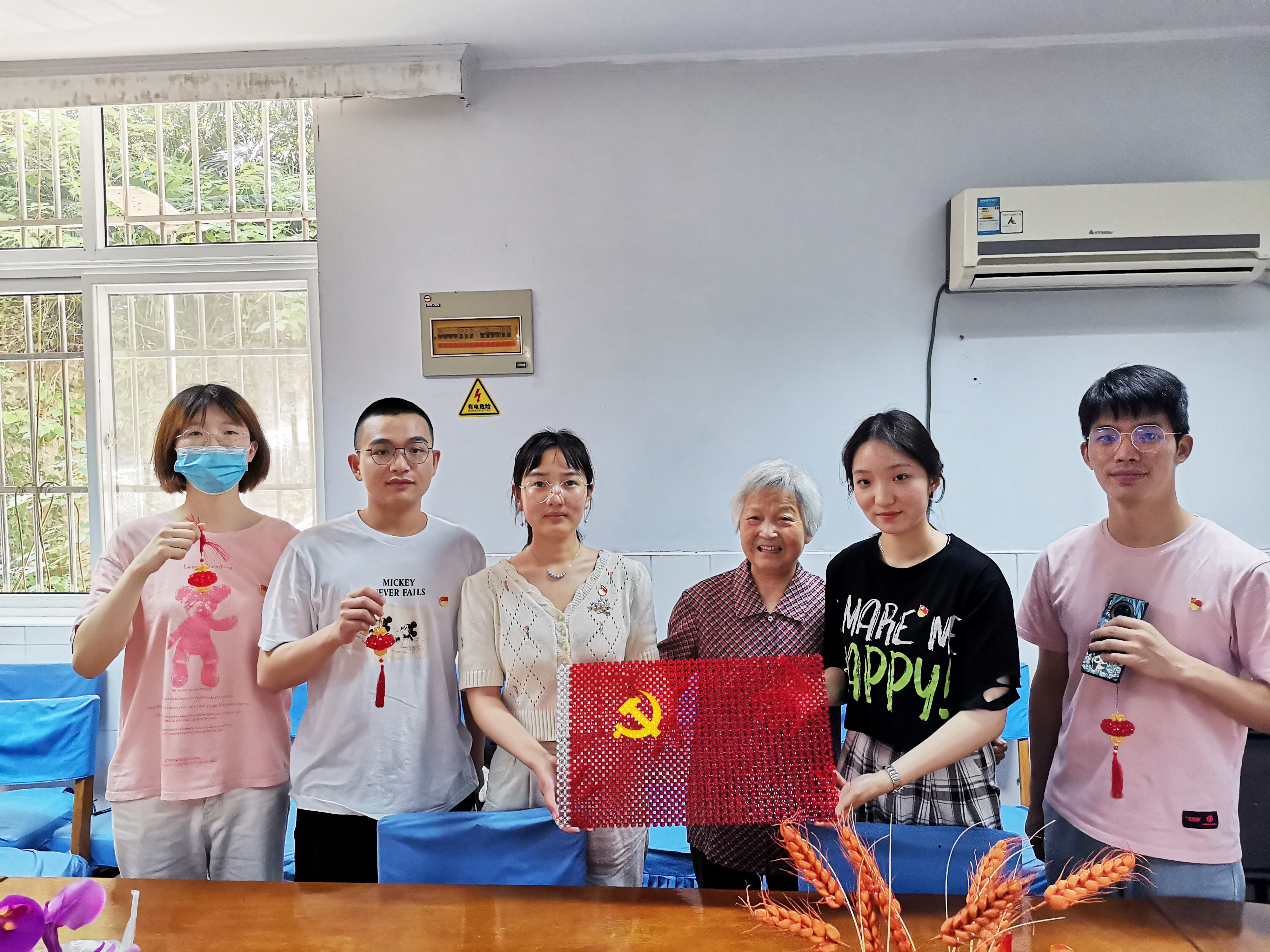 两千颗串珠 巧手制党旗